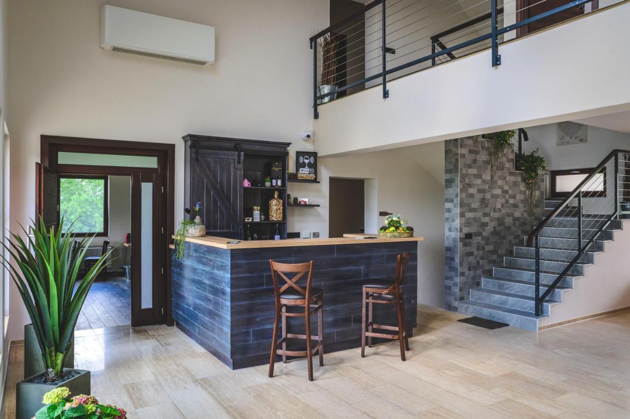 Dominium Pinceszet Es Panzio Bed & Breakfast Gyongyos Ngoại thất bức ảnh