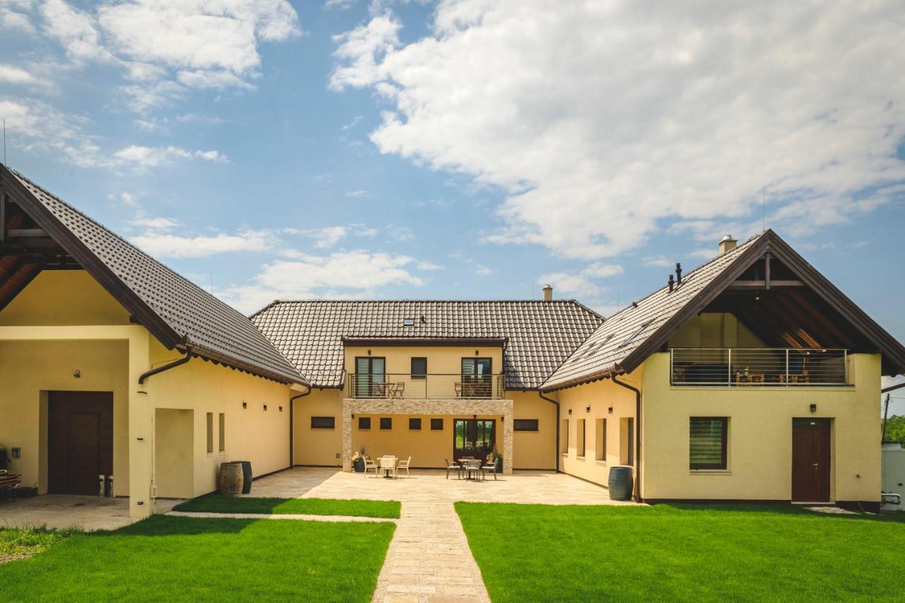 Dominium Pinceszet Es Panzio Bed & Breakfast Gyongyos Ngoại thất bức ảnh