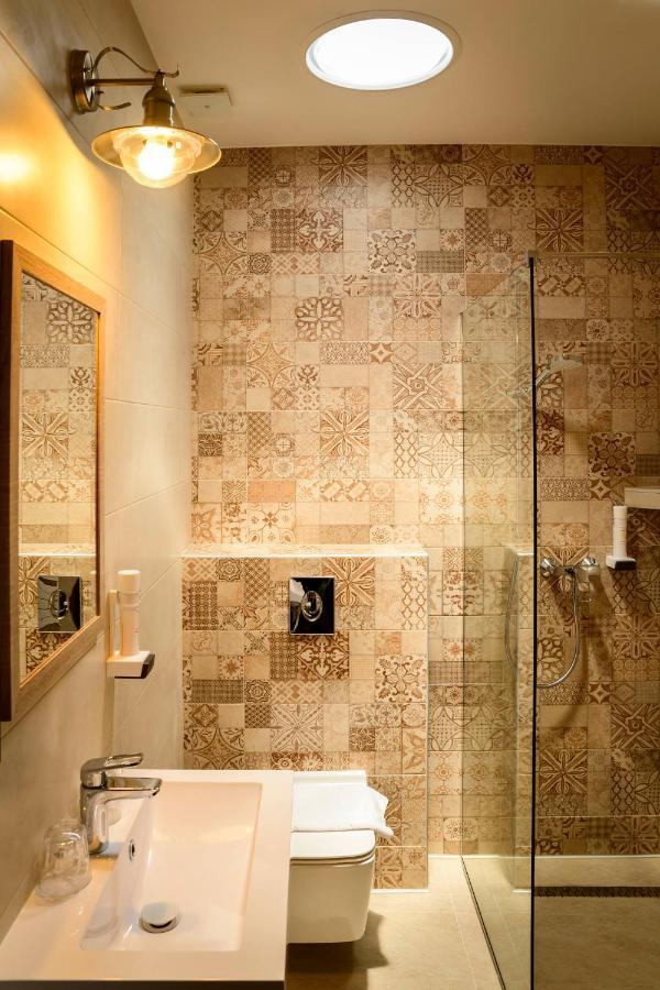 Dominium Pinceszet Es Panzio Bed & Breakfast Gyongyos Ngoại thất bức ảnh