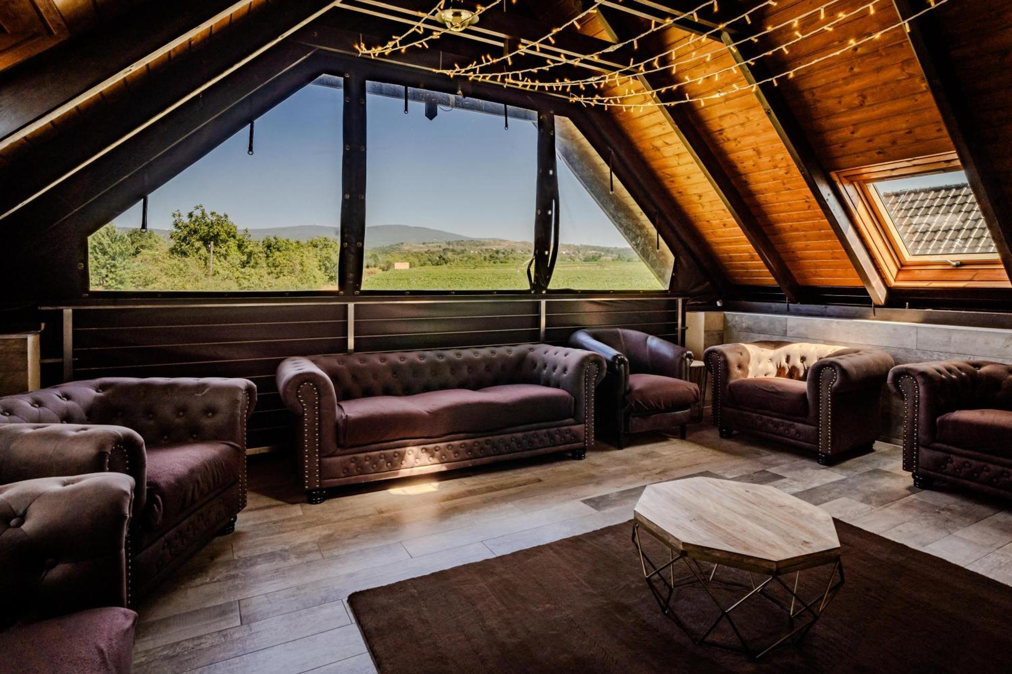 Dominium Pinceszet Es Panzio Bed & Breakfast Gyongyos Ngoại thất bức ảnh