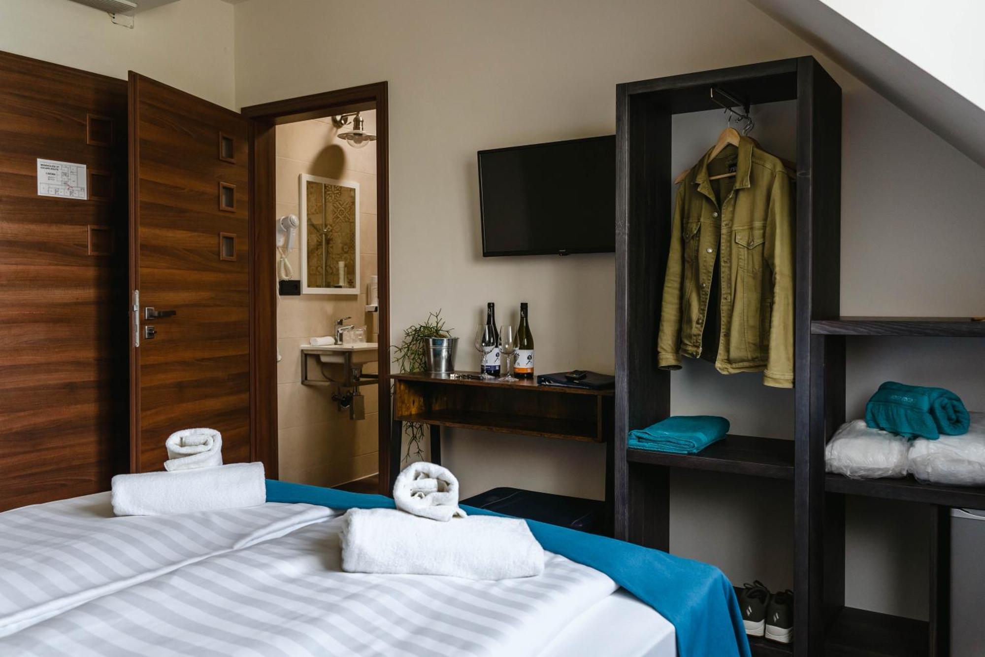 Dominium Pinceszet Es Panzio Bed & Breakfast Gyongyos Ngoại thất bức ảnh