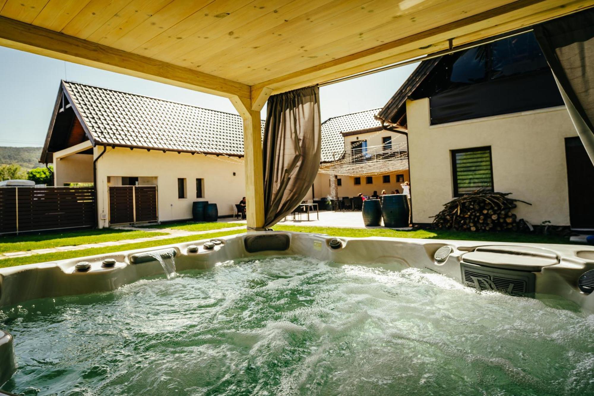 Dominium Pinceszet Es Panzio Bed & Breakfast Gyongyos Ngoại thất bức ảnh